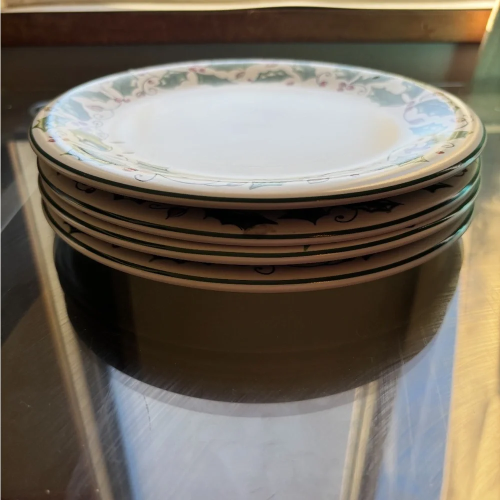 Festive Holly Holiday Salad Plates Set Of 4 8.5 Inch Diameter Pre-Owned
